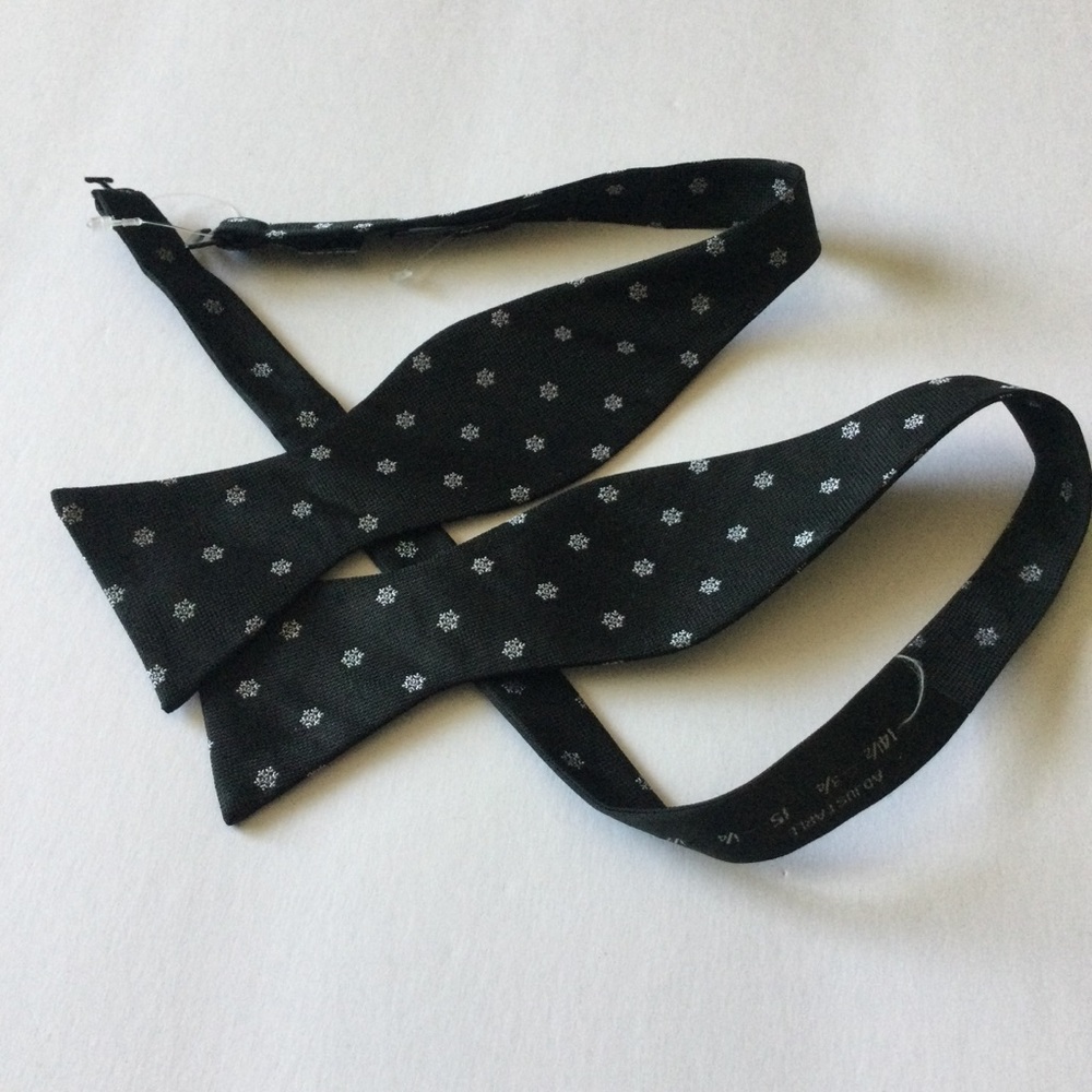 NORDSTROM MENS SILK BLEND BOW TIE SNOWFLAKE PRINT BLACK OS NWOT